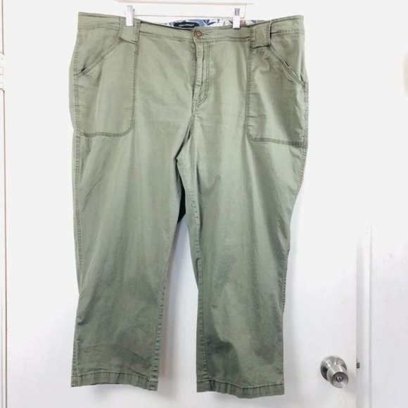Sold Ashley Stewart Army Green Cargo Capri's Pants- Size 24 - Picture 2 of 6